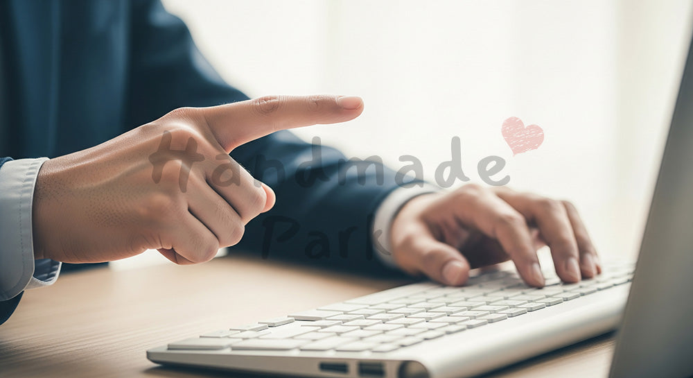 フリー素材 無料 写真｜日本人の手元 指差し確認とPC作業 余白｜SNS投稿・バナー向けイメージ写真