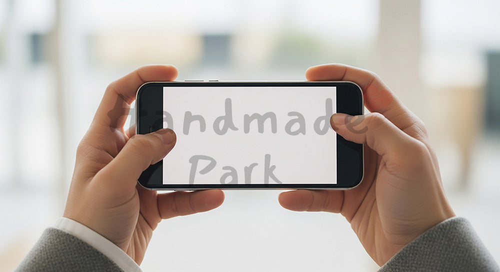 フリー素材 無料 写真｜日本人の手元 両手スマホ操作 余白｜作品紹介・告知に使える写真素材