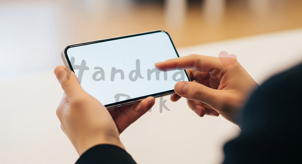 フリー素材 無料 写真|日本人の手元 両手スマホ操作 余白|商品ページの挿し絵に便利な余白背景