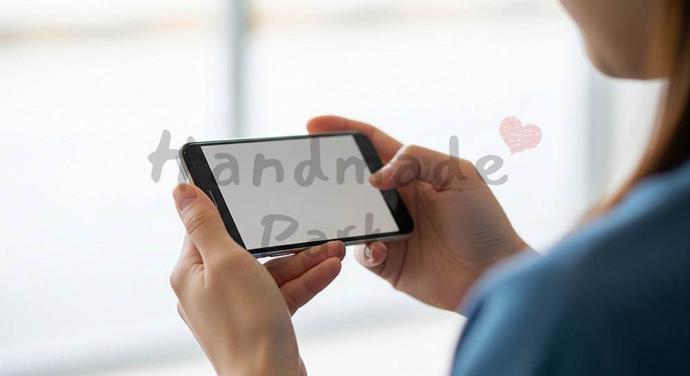 フリー素材 無料 写真|日本人の手元 両手スマホ操作 余白|SNS投稿・バナー向けイメージ写真
