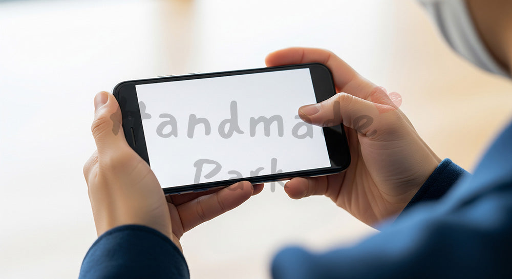 フリー素材 無料 写真|日本人の手元 両手スマホ操作 余白|ブログやコラムの差し込みに使いやすい