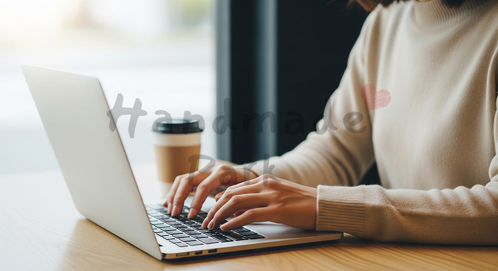 フリー素材 無料 写真|20代日本人女性の手元 カフェでPC作業 余白|文字入れしやすい、やさしい背景素材