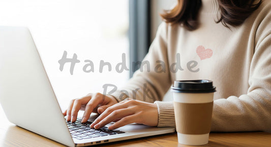 フリー素材 無料 写真｜20代日本人女性の手元 カフェでPC作業 余白｜チラシ・POPにも使えるナチュラル素材