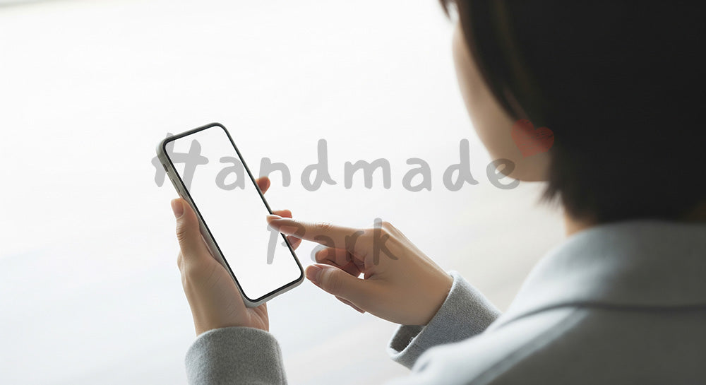 フリー素材 無料 写真｜20代日本人女性の手元 スマホ確認とメモ 余白｜作品紹介・告知に使える写真素材