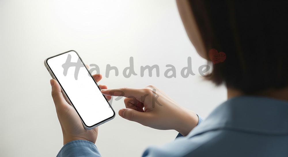 フリー素材 無料 写真｜20代日本人女性の手元 スマホ確認とメモ 余白｜商品ページの挿し絵に便利な余白背景