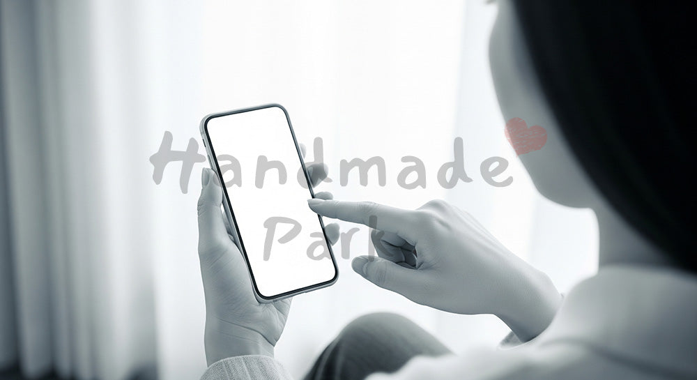 フリー素材 無料 写真｜20代日本人女性の手元 スマホ確認とメモ 余白｜SNS投稿・バナー向けイメージ写真