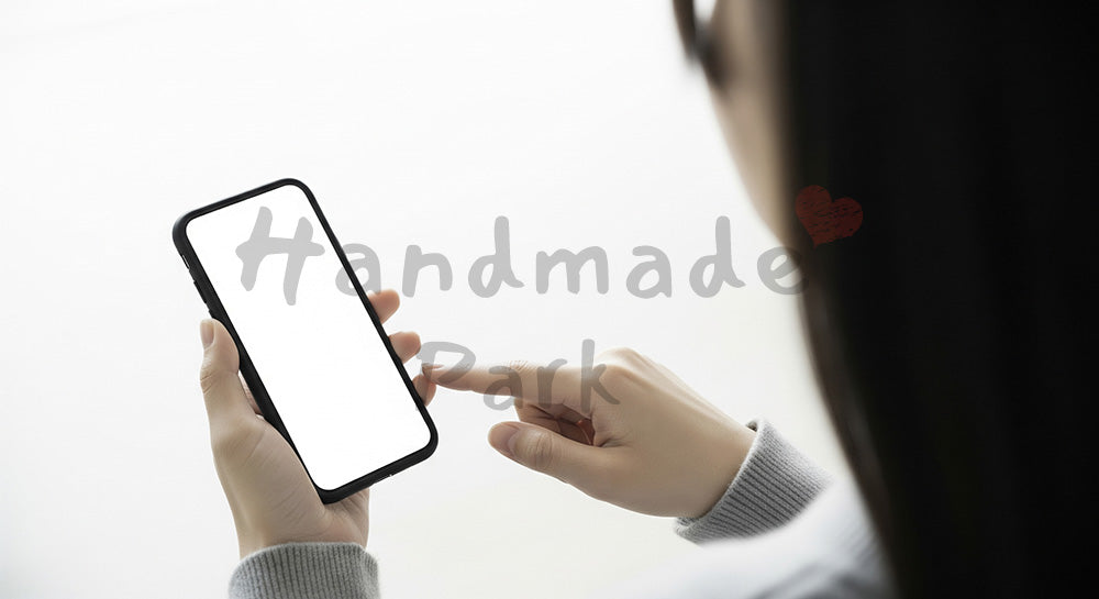 フリー素材 無料 写真｜20代日本人女性の手元 スマホ確認とメモ 余白｜ブログやコラムの差し込みに使いやすい