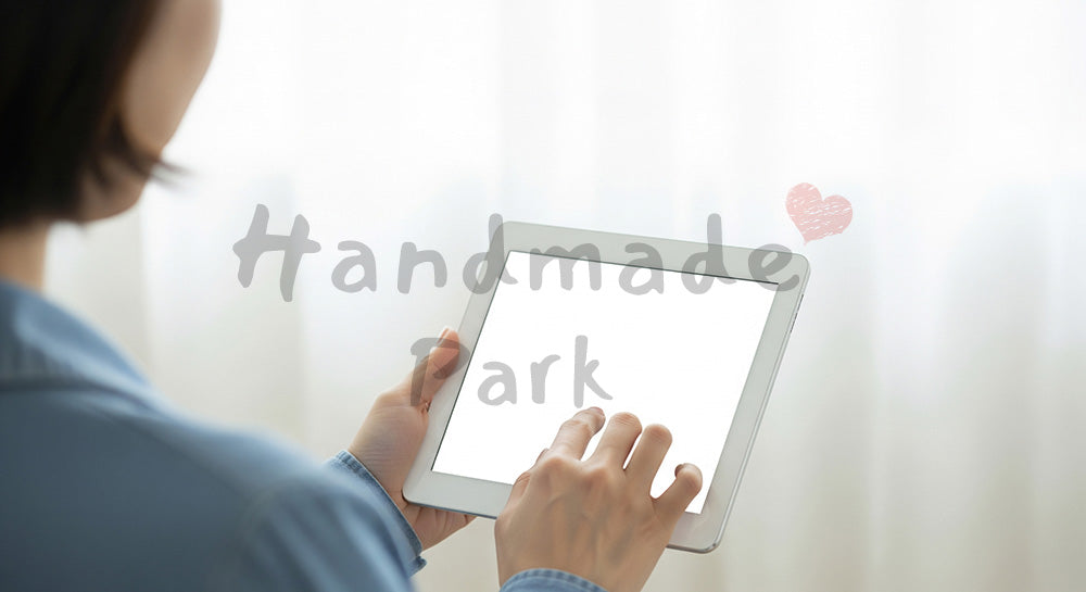 フリー素材 無料 写真｜20代日本人女性の手元 タブレットスクロール 余白｜SNS投稿・バナー向けイメージ写真