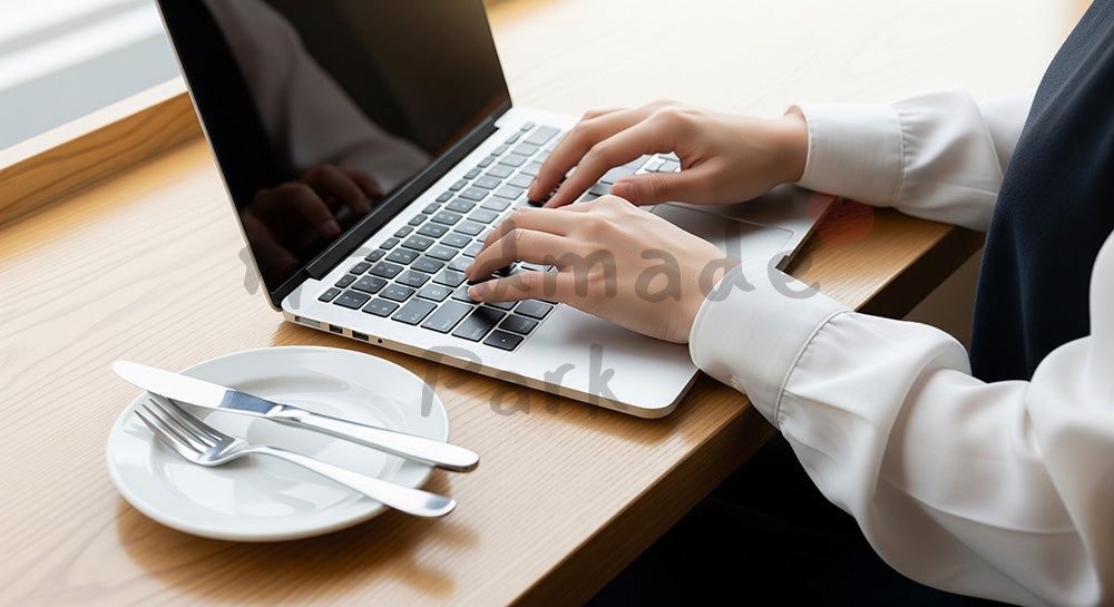 フリー素材 無料 写真｜20代日本人女性の手元 窓辺カフェ作業 余白｜SNS投稿・バナー向けイメージ写真