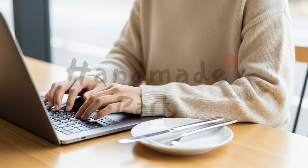 フリー素材 無料 写真｜20代日本人女性の手元 窓辺カフェ作業 余白｜ブログやコラムの差し込みに使いやすい