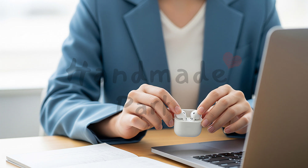 フリー素材 無料 写真｜20代日本人女性の手元 会議準備 イヤホンとPC｜ブログやコラムの差し込みに使いやすい