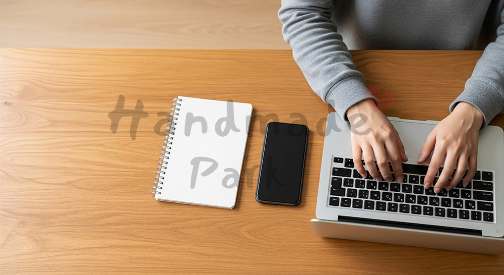 フリー素材 無料 写真｜20代日本人女性の手元 俯瞰デスクセット タイピング｜作品紹介・告知に使える写真素材