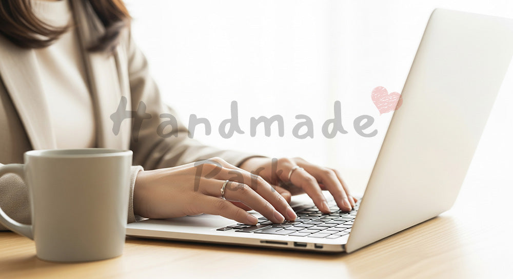 フリー素材 無料 写真｜20代日本人女性の手元 マグカップとPC作業 余白｜作品紹介・告知に使える写真素材