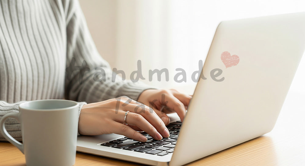 フリー素材 無料 写真｜20代日本人女性の手元 マグカップとPC作業 余白｜商品ページの挿し絵に便利な余白背景