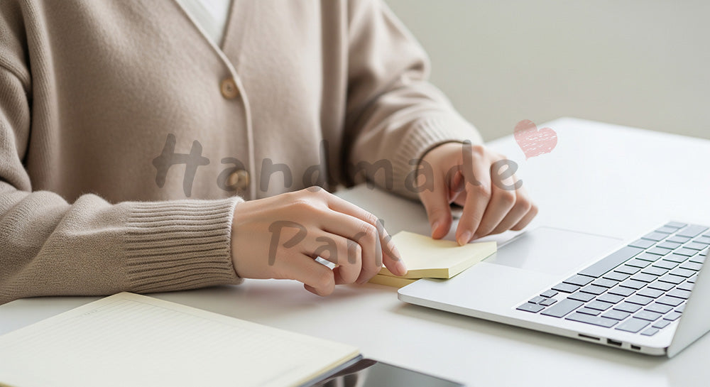 フリー素材 無料 写真｜20代日本人女性の手元 付箋でタスク整理 余白｜商品ページの挿し絵に便利な余白背景