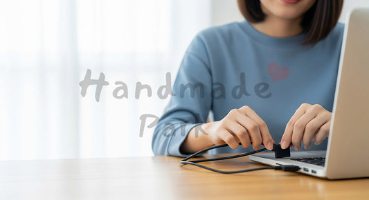 フリー素材 無料 写真｜20代日本人女性の手元 PCセットアップ 接続作業｜商品ページの挿し絵に便利な余白背景