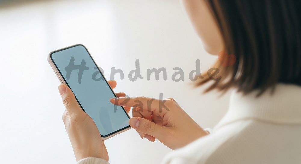 フリー素材 無料 写真｜20代日本人女性の手元 片手スマホ入力 無地画面｜作品紹介・告知に使える写真素材