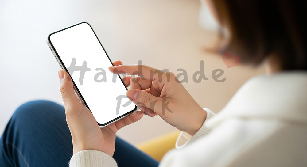 フリー素材 無料 写真｜20代日本人女性の手元 片手スマホ入力 無地画面｜ブログやコラムの差し込みに使いやすい