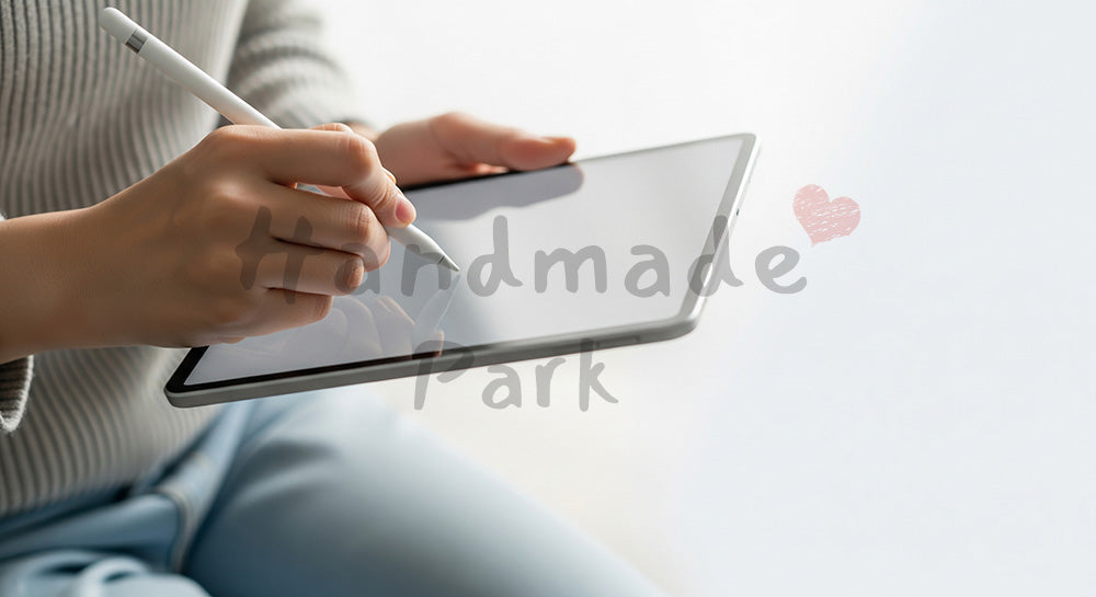 フリー素材 無料 写真｜20代日本人女性の手元 タブレット書き込み スタイラス｜SNS投稿・バナー向けイメージ写真