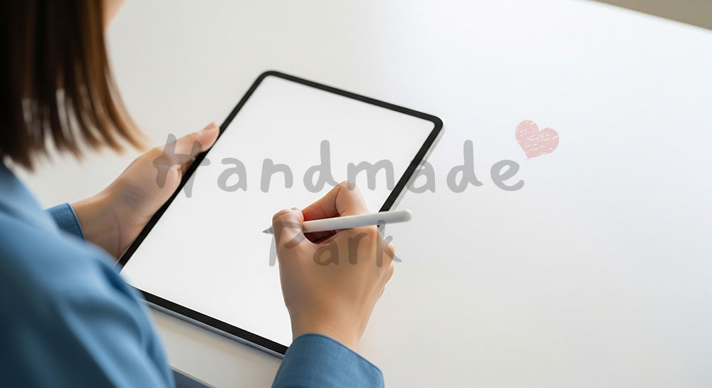 フリー素材 無料 写真｜20代日本人女性の手元 タブレット書き込み スタイラス｜ブログやコラムの差し込みに使いやすい