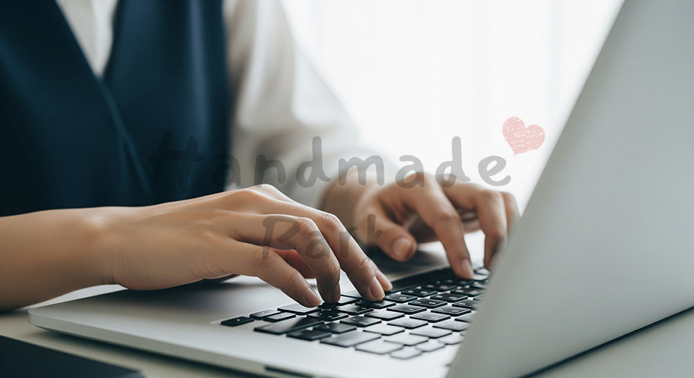 フリー素材 無料 写真｜20代日本人女性の手元 キーボードショートカット操作｜商品ページの挿し絵に便利な余白背景