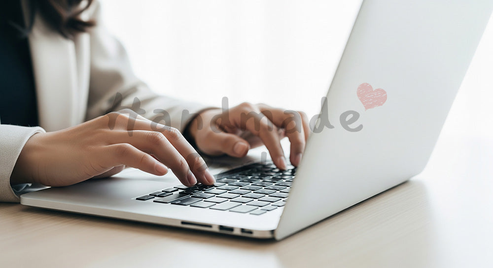 フリー素材 無料 写真｜20代日本人女性の手元 キーボードショートカット操作｜SNS投稿・バナー向けイメージ写真
