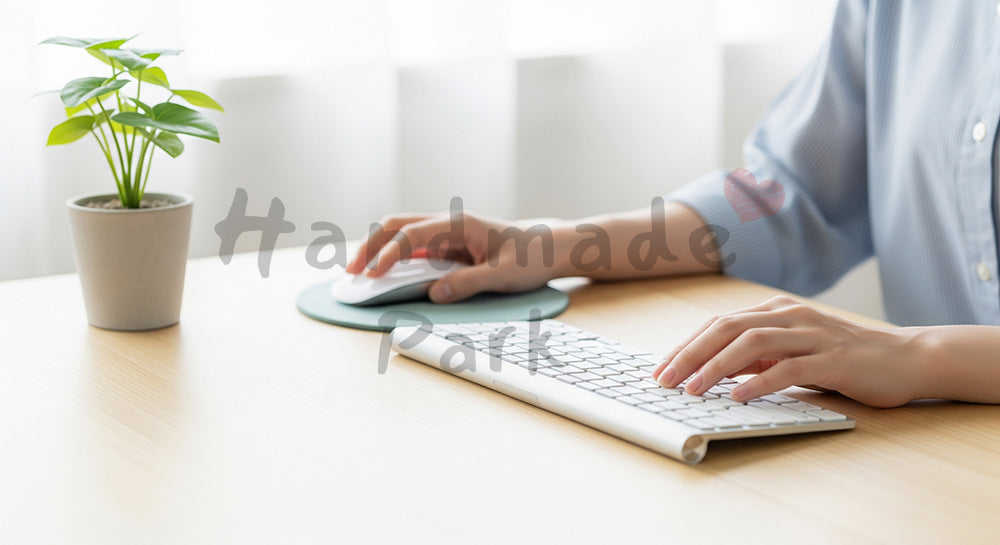 フリー素材 無料 写真｜20代日本人女性の手元 マウスとPC作業 観葉植物｜商品ページの挿し絵に便利な余白背景