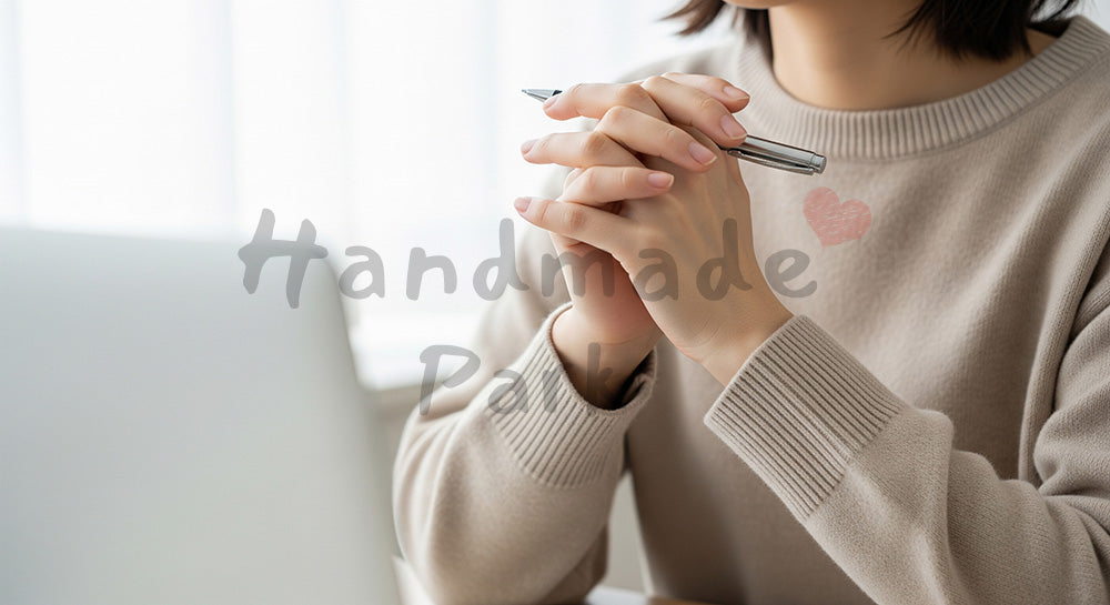 フリー素材 無料 写真｜20代日本人女性の手元 考えるポーズ 作業中の間｜商品ページの挿し絵に便利な余白背景