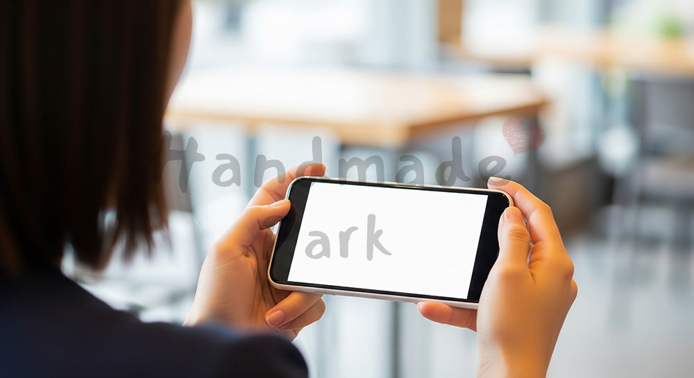 フリー素材 無料 写真|20代日本人女性の手元 両手スマホ操作 カフェ風|作品紹介・告知に使える写真素材