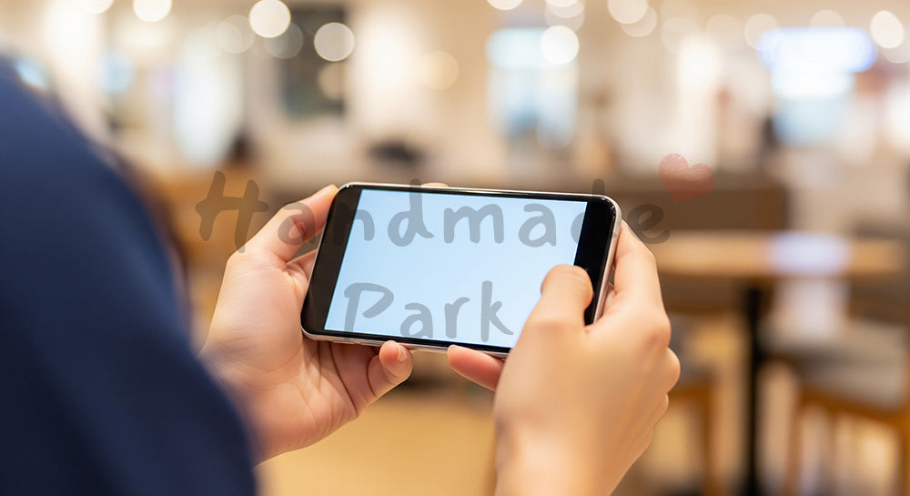 フリー素材 無料 写真｜20代日本人女性の手元 両手スマホ操作 カフェ風｜SNS投稿・バナー向けイメージ写真