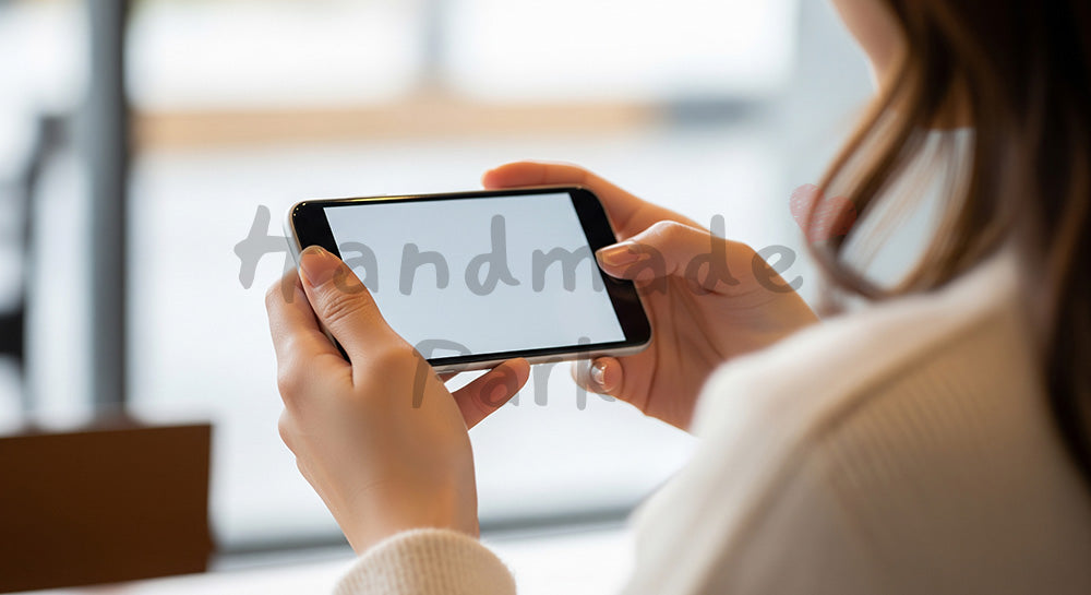 フリー素材 無料 写真｜20代日本人女性の手元 両手スマホ操作 カフェ風｜ブログやコラムの差し込みに使いやすい