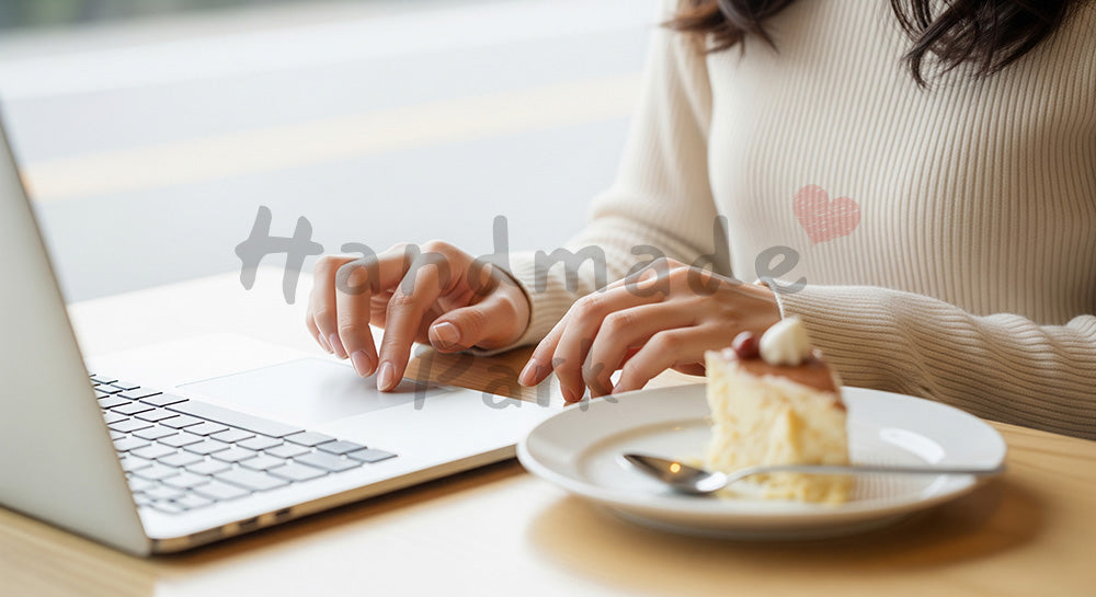 フリー素材 無料 写真｜20代日本人女性の手元 カフェでタッチパッド操作 淡いトーン｜SNS投稿・バナー向けイメージ写真