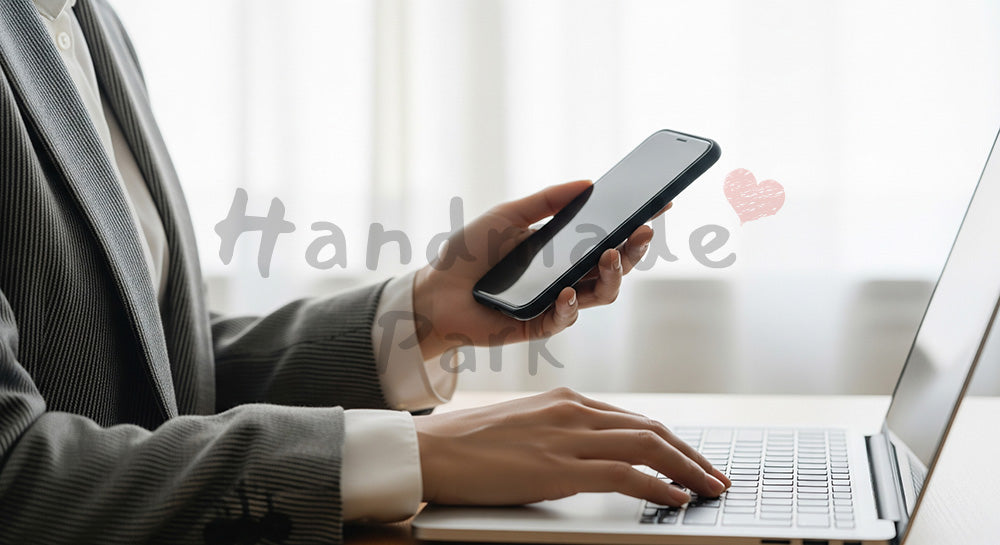 フリー素材 無料 写真｜20代日本人女性の手元 スマホ確認しながらタイピング 窓辺｜作品紹介・告知に使える写真素材