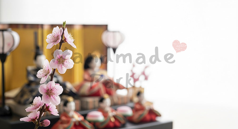 フリー素材 無料 写真｜桃の花とひな飾りボケ背景 春の余白ありアイキャッチ画像｜テキストを載せやすい余白背景