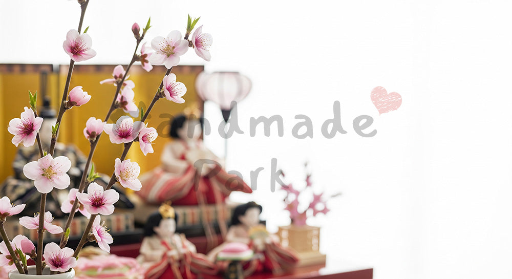 フリー素材 無料 写真｜桃の花とひな飾りボケ背景 春の余白ありアイキャッチ画像｜文字入れしやすい余白あり