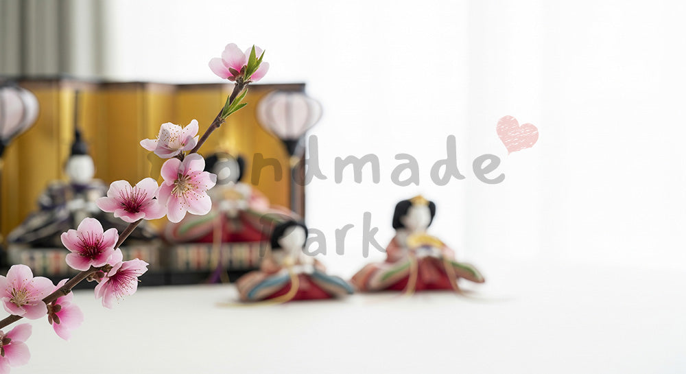 フリー素材 無料 写真｜桃の花とひな飾りボケ背景 春の余白ありアイキャッチ画像｜余白たっぷりで見出しが入れやすい