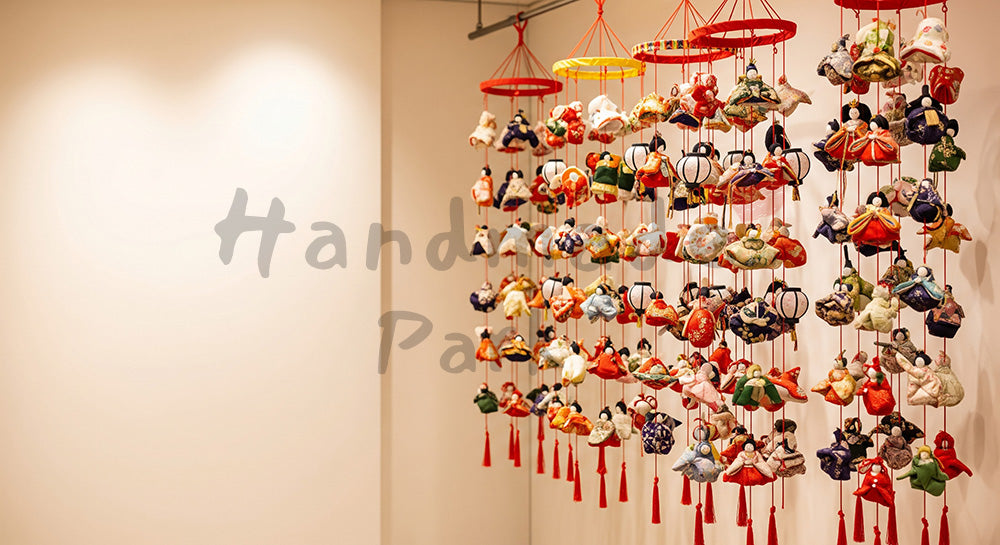 フリー素材 無料 写真｜つるし雛のやさしい背景 左余白でお知らせ向き｜余白たっぷりで見出しが入れやすい