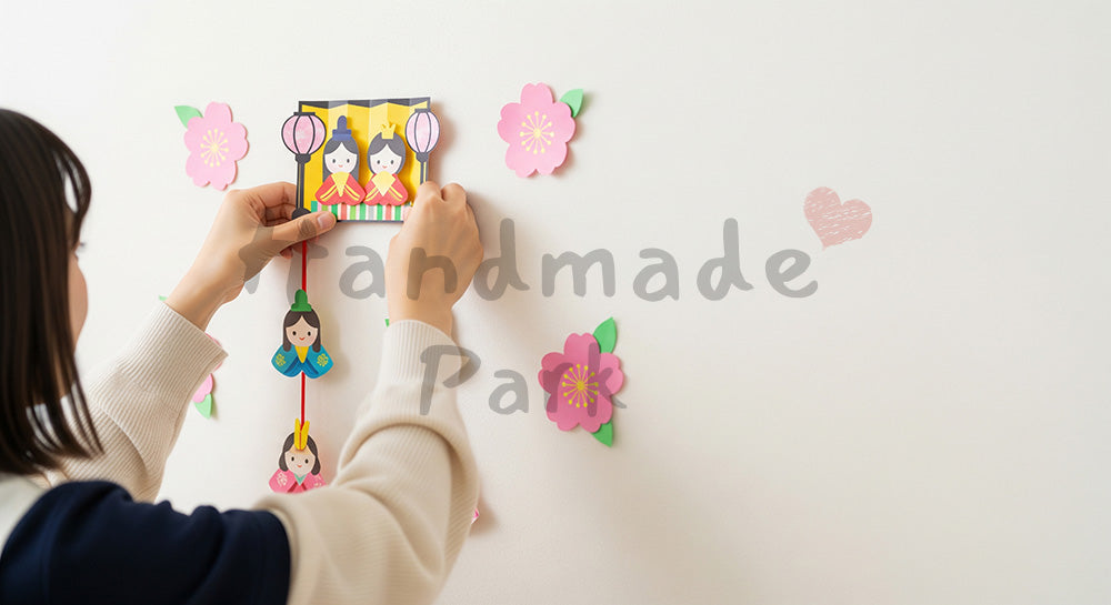 フリー素材 無料 写真｜壁面飾りを作る手元 ひな祭り保育向け素材｜余白付きで告知に使いやすい