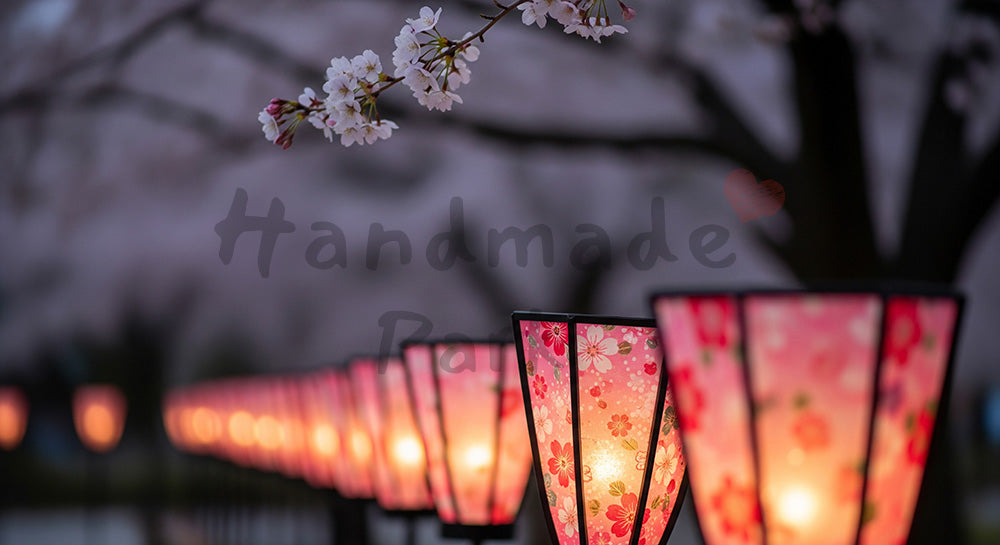 フリー素材 無料 写真｜ぼんぼりの柔らかい光と桃の花 背景余白｜テキストを載せやすい余白背景