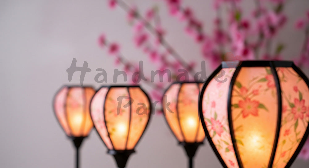 フリー素材 無料 写真｜ぼんぼりの柔らかい光と桃の花 背景余白｜余白付きで告知に使いやすい