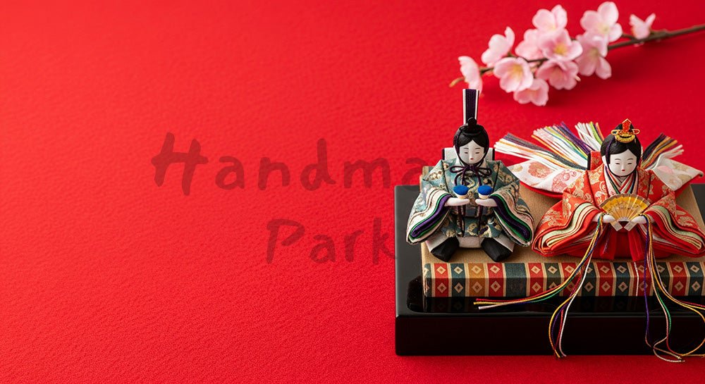 フリー素材 無料 写真｜赤い毛氈テクスチャと桃の花 余白たっぷり｜テキストを載せやすい余白背景