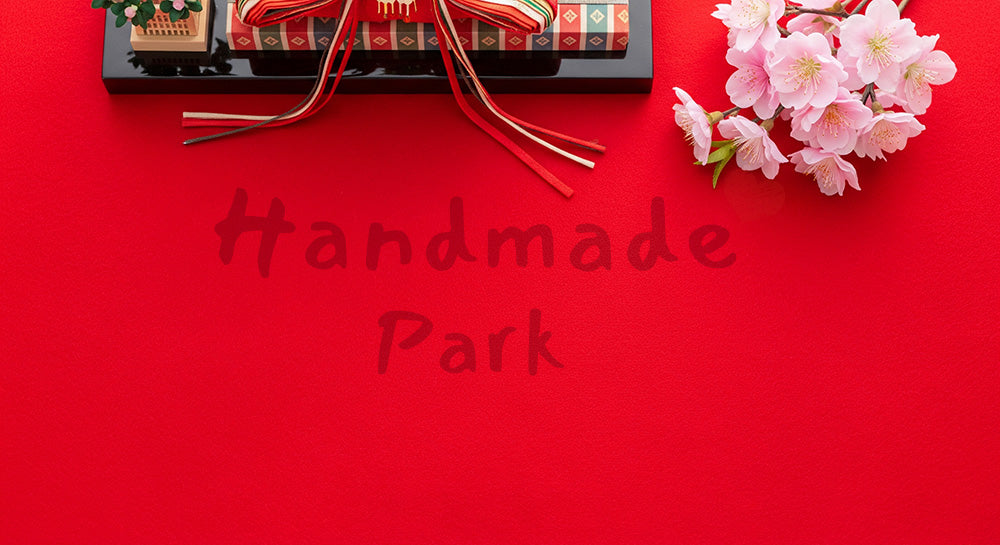 フリー素材 無料 写真｜赤い毛氈テクスチャと桃の花 余白たっぷり｜余白付きで告知に使いやすい