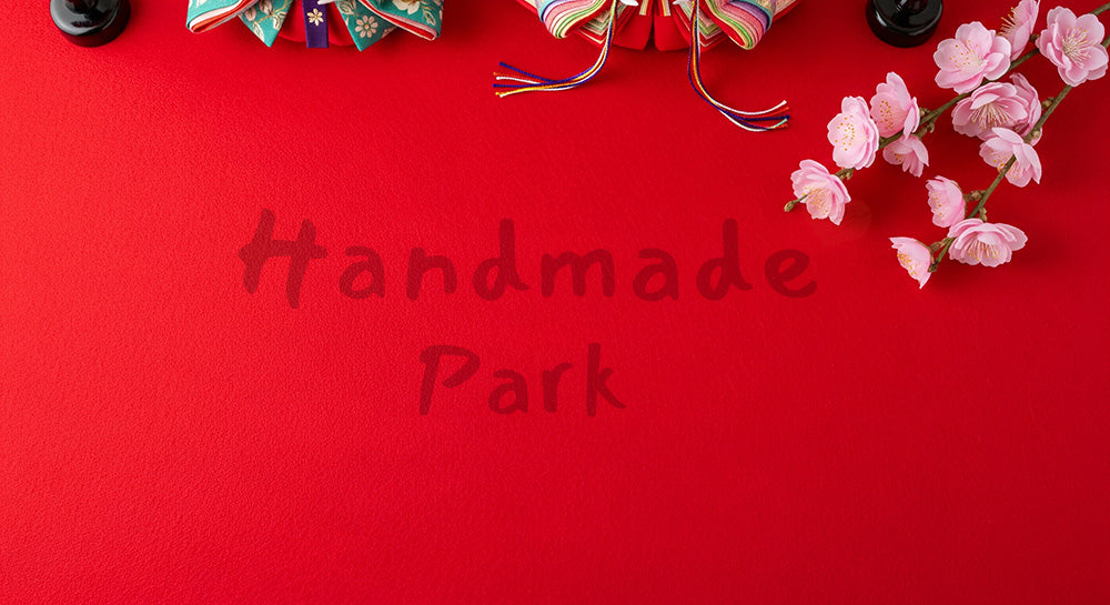 フリー素材 無料 写真｜赤い毛氈テクスチャと桃の花 余白たっぷり｜余白たっぷりで見出しが入れやすい