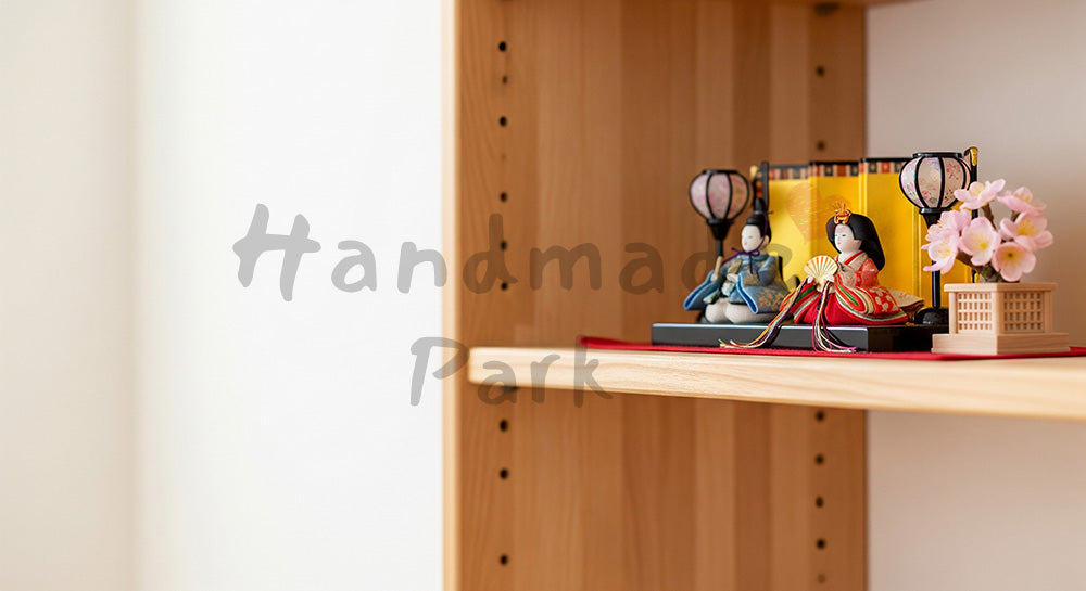 フリー素材 無料 写真｜棚に飾るひな祭り小物 左余白で告知向き｜余白たっぷりで見出しが入れやすい
