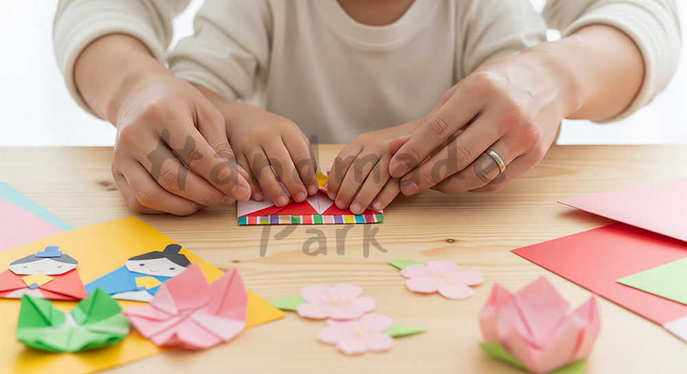 フリー素材 無料 写真｜親子で折り紙ひな祭り工作 日本人の手元｜余白たっぷりで見出しが入れやすい