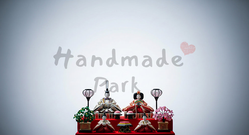 フリー素材 無料 写真｜中央下に親王飾り 上部余白のシンプル告知用素材｜余白付きで告知に使いやすい