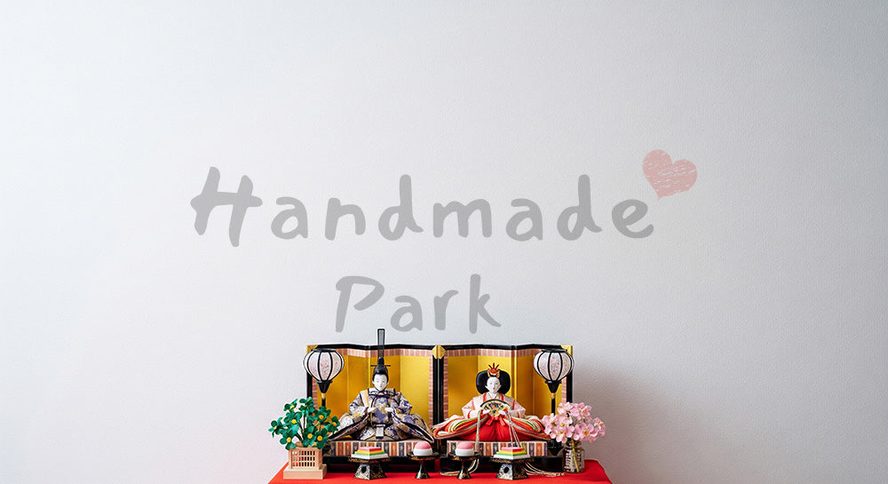 フリー素材 無料 写真｜中央下に親王飾り 上部余白のシンプル告知用素材｜テキストを載せやすい余白背景