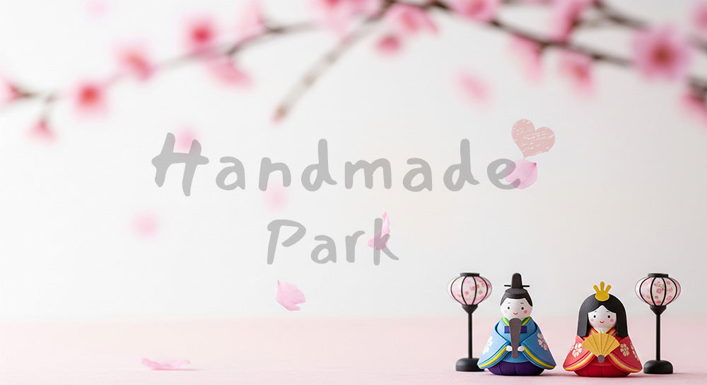 フリー素材 無料 写真｜桃の花びらと紙雛 余白たっぷり春のアイキャッチ画像｜余白たっぷりで見出しが入れやすい