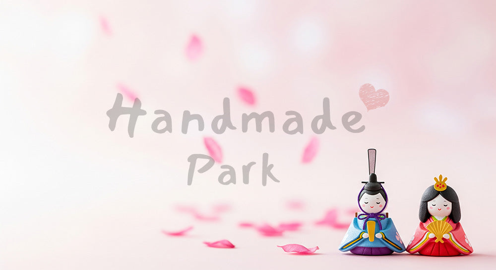 フリー素材 無料 写真｜桃の花びらと紙雛 余白たっぷり春のアイキャッチ画像｜テキストを載せやすい余白背景