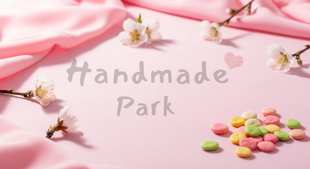 フリー素材 無料 写真｜淡い桃色布の春背景 ひなあられアクセント｜余白たっぷりで見出しが入れやすい